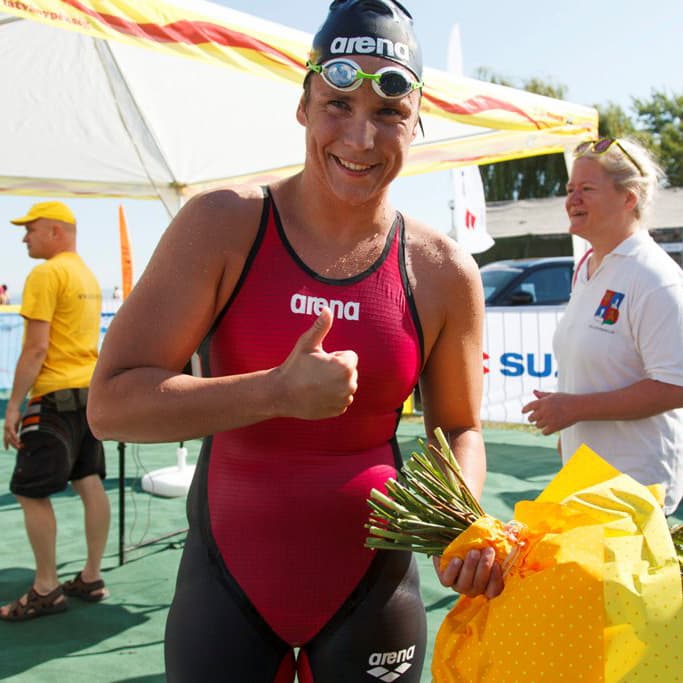 Balatonboglár, 2015. július 4.
Risztov Éva olimpiai bajnok úszónõ, a Révfülöprõl indult Balaton-átúszás második helyezettje, a nõi verseny gyõztese beérkezik a célba Balatonbogláron 2015. július 4-én.
MTI Fotó: Varga György