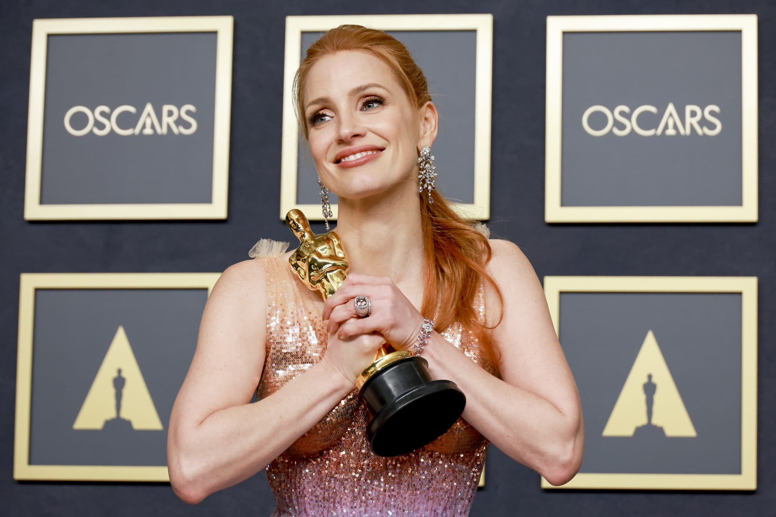 HOLLYWOOD, CA - March 27, 2022. Jessica Chastain, winner of the Oscar for Actress in a Leading Role for The Eyes of Tammy Faye, in the Photo Room during the 94th Academy Awards at the Dolby Theatre at Ovation Hollywood on Sunday, March 27, 2022.  (Allen Schaben / Los Angeles Times via Getty Images)