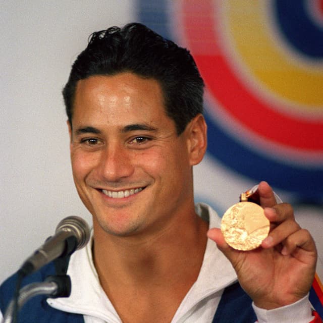 US diver Greg Louganis, world and double Olympic champion, holds his gold medal of the springboard event, 2 sep 1988, in Seoul. (Photo by MANUEL CENETA / AFP)