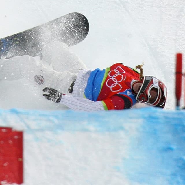 US Lindsey Jacobellis falls to lose first place during the Ladies' Snowboard Cross final at the Turin 2006 Winter Olympics 17 February 2006 in Bardonecchia, Italy. Switzerland's Tanja Frieden won ahead of US Lindsey Jacobellis and Canada's Dominique Maltais. The Turin Winter Olympics officially opened 10 February setting the ball rolling on a 17-day festival of snow and ice sports. 
AFP PHOTO JOE KLAMAR (Photo by JOE KLAMAR / AFP)