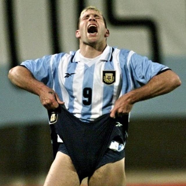 Martin Palermo of Argentina shouts after having turned aside a second penalty shot during the group C Copa America match against Colombia 04 July 1999 in Luque, Paraguay. Colombia defeated Argentina 3-0.  (ELECTRONIC IMAGE)  AFP PHOTO/Pedro UGARTE (Photo by Pedro UGARTE / AFP)