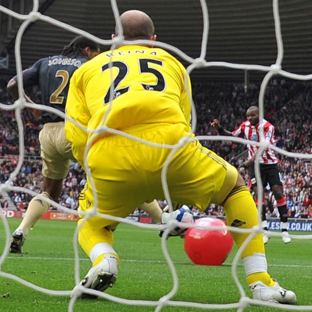 Sunderland's English forward Darren Bent (R) shoots and his shot hits a red beach-ball and deflects past Liverpool's Spanish goalkeeper Pepe Reina into the net for the only goal of the English Premier League football match between Sunderland and Liverpool at The Stadium of Light, in Sunderland, north-east England on October 17, 2009. AFP PHOTO/ANDREW YATES.

FOR  EDITORIAL USE Additional licence required for any commercial/promotional use or use on TV or internet (except identical online version of newspaper) of Premier League/Football League photos. Tel DataCo +44 207 2981656. Do not alter/modify photo (Photo by Andrew YATES / AFP)
