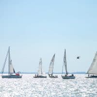 Balatonfüred, 2022. július 14.
Az 54. Kékszalag Raiffeisen Nagydíj tókerülõ vitorlásverseny mezõnye a rajt elõtt Balatonfüred közelében 2022. július 14-én.
MTI/Vasvári Tamás