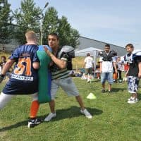Budapest, 2009. május 22.
Gyerekek amerikai futball edzésen vesznek részt a IV. Nagy Sportágválasztó elnevezésû rendezvényen, a Merkapt Maraton Sportközpontban. A rendezvény elsõdleges célja, hogy minél többeknek - gyerekeknek és felnõtteknek egyaránt - kedvet csináljon a sporthoz, és segítse a helyes sportágkiválasztást, olyan mozgásforma megtalálását, mely a leginkább illik az adott gyermek, felnõtt korához, testfelépítéséhez, erõnlétéhez. A lényeg, hogy a gyerekek, felnõttek ne csak nézzék az egyes sportbemutatókat, hanem aktív részesei legyenek maguk is a rendezvénynek. A két napos Nagy Sportágválasztón több mint 80 sportágat ismerhetnek meg az érdeklõdõk.
MTI Fotó: Kovács Tamás