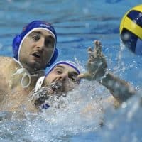 Budapest, 2023. március 22.
Mezei Tamás, a Vasas (j) és Grigoriosz Kapetanakisz, a Panioniosz (b) játékosa a férfi vízilabda Eurokupa elõdöntõjében játszott A-Híd VasasPlaket  Panioniosz visszavágó mérkõzésen a CsászárKomjádi Sportuszodában 2023. március 22-én.
MTI/Kovács Tamás