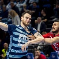 Szeged, 2023. március 22.
Borut Mackovsek (b), a Szeged, valamint Yehia Elderaa (j), a Veszprém játékosa a férfi kézilabda Bajnokok Ligája rájátszásában, az 1. forduló elsõ, OTP Bank-Pick Szeged - Telekom Veszprém mérkõzésén a Pick Arénában 2023. március 22-én. OTP Bank-Pick Szeged - Telekom Veszprém 23-36. 
MTI/Ujvári Sándor