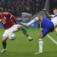 Budapest, 2022. november 20.
Styles Callum (b) és a görög Lazarosz Rota a Magyarország  Görögország felkészülési labdarúgó-mérkõzésen a budapesti Puskás Arénában 2022. november 20-án.
MTI/Illyés Tibor