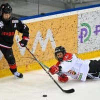 Budapest, 2023. február 12.
A japán Hitoszato Ajak (b) és Jókai Szilágyi Kinga a jégkorong nõi Öt Nemzet Torna Magyarország-Japán mérkõzésén a Tüskecsarnokban 2023. február 12-én.
MTI/Illyés Tibor