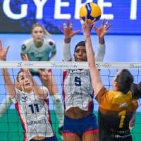 Budapest, 2023. március 12.
Papp Orsolya (b), Taylor Denise Bannister (b2), a Vasas Óbuda játékosai és a békéscsabai Marta Drpa (j) a nõi röplabda Magyar Kupa döntõjében játszott Swietelsky-Békéscsaba - Vasas Óbuda mérkõzésen a fõvárosi Riz Levente Sport- és Rendezvényközpontban 2023. március 12-én.
MTI/Illyés Tibor