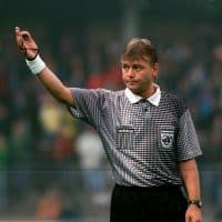 Der ungarische FIFA-Schiedsrichter Sandor Puhl, aufgenommen am 24.09.1996 im Rückspiel des UEFA-Cups zwischen Roda JC Kerkrade und dem Fußball-Bundesligisten FC Schalke 04 in Kerkrade.      (Photo by Achim Scheidemann/picture alliance via Getty Images)