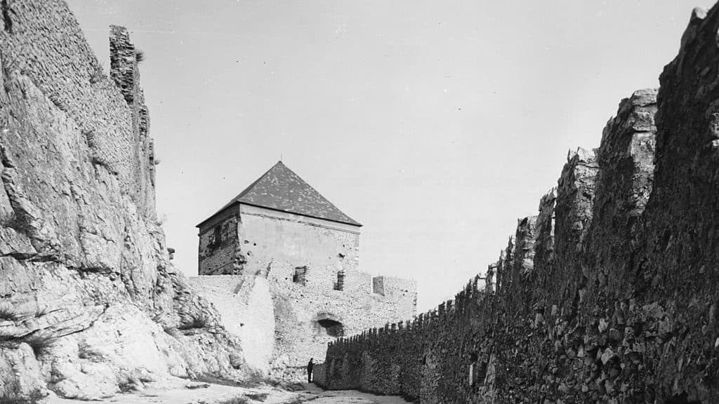 Mesekönyvbe illő magyar várak