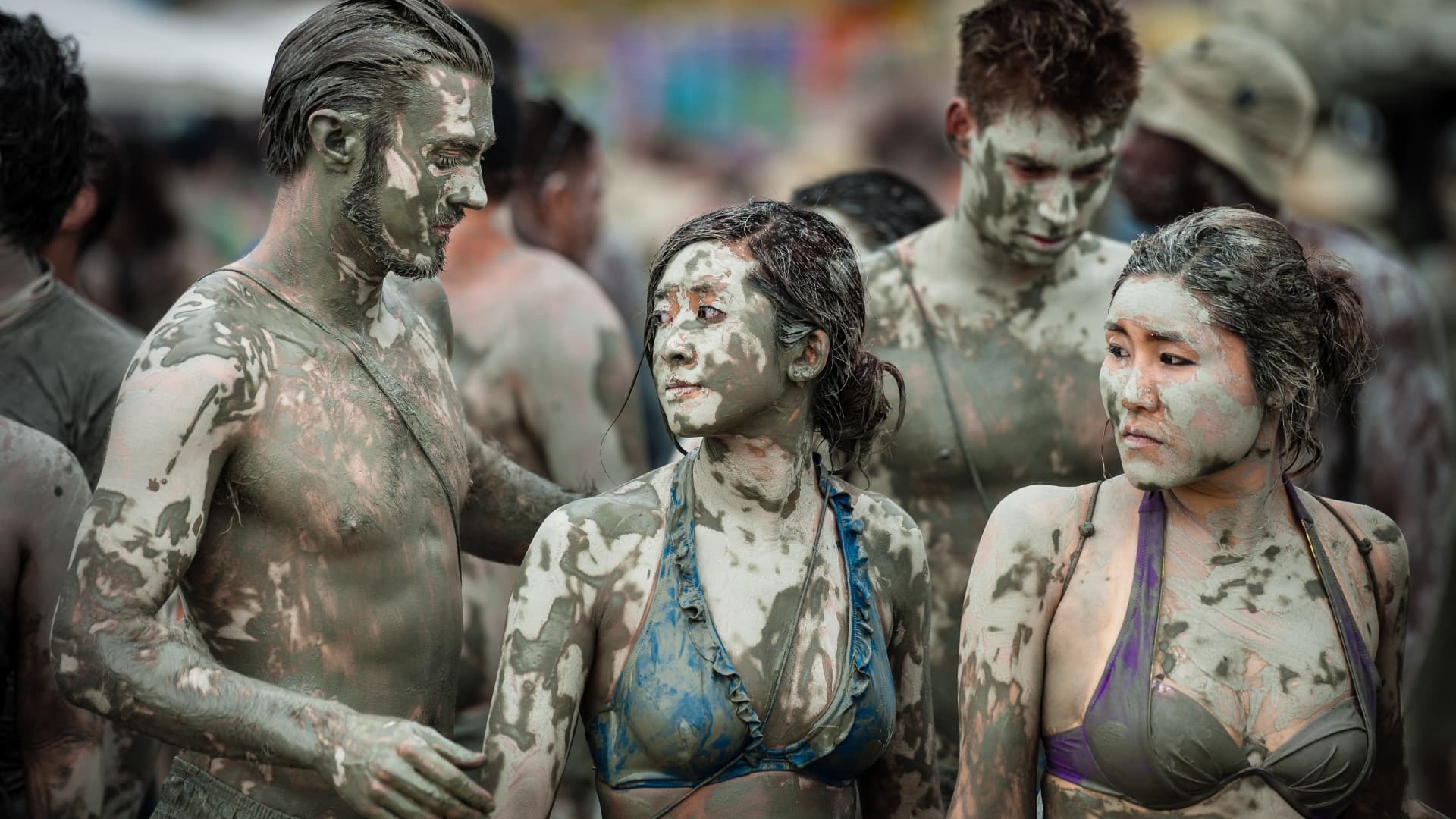 Csecsemők átugrálása, acélfallosz-fesztivál: tíz furcsa népszokás