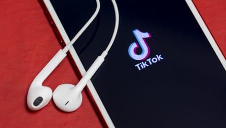 Garantált dallamtapadás – fülbemászó TikTok-zenék, amiktől a falnak megyünk