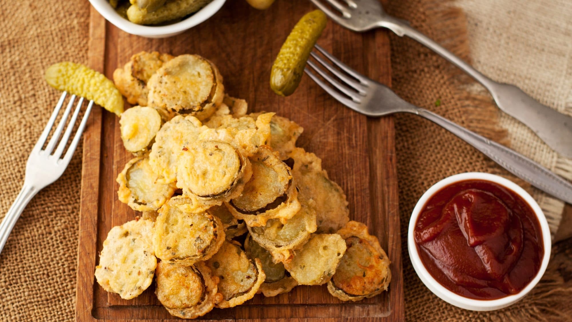 Rántott tejbegríz, kovászos uborka és töltött káposzta – ételek, amik bizonyítják, hogy mindent kirántunk