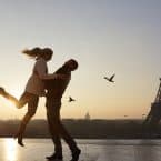 Gyertyafényes vacsora és rózsaszirmos habfürdő – a legnagyobb klisék, mikor rózsaszínű a világ