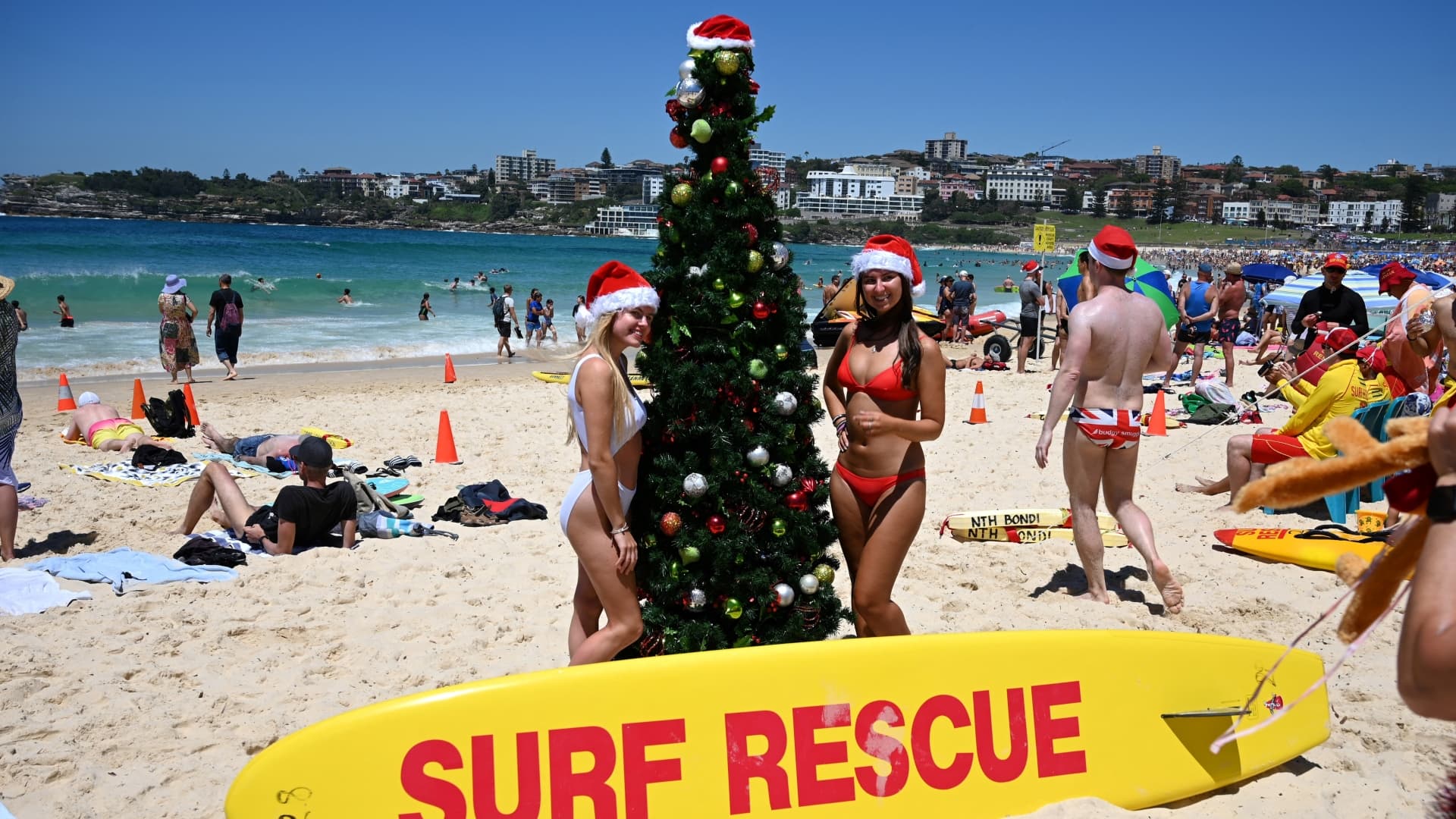 Szalmakecske-égetés, rémisztő krampuszjelmezek, bikini – a legfurcsább karácsonyi szokások