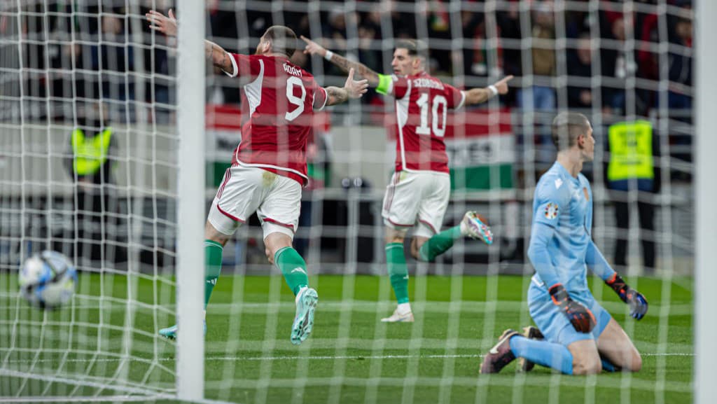 Bolgár komédia, pálya fölé repülő drón – amikor nem a futballról szólt az Eb-selejtező