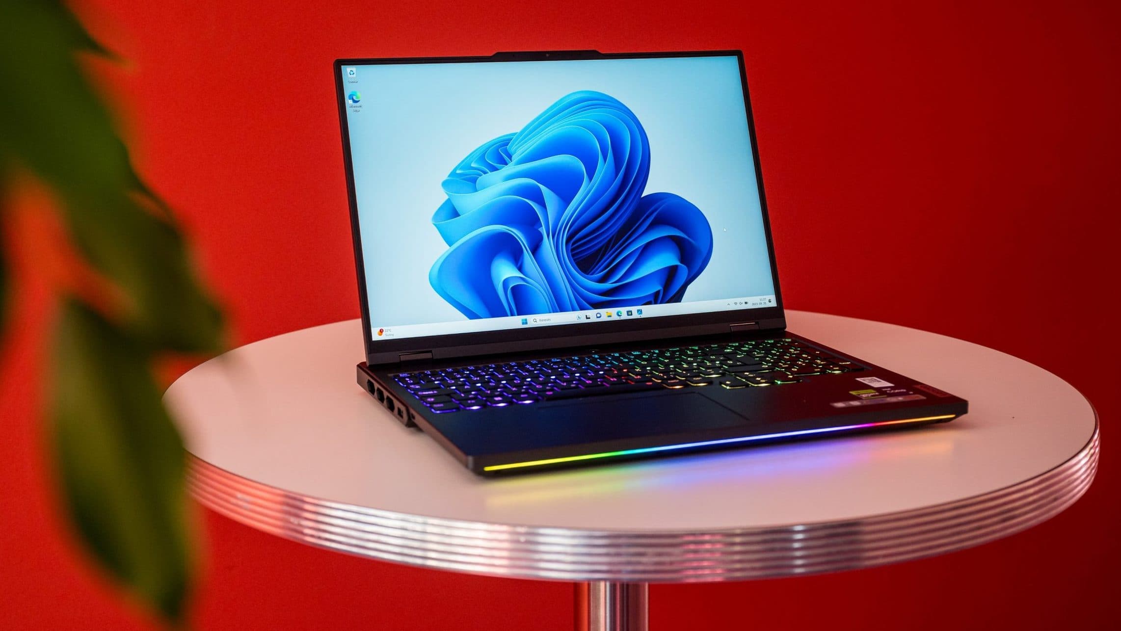 Gamer laptop, okoshangszóró, csúcstelefon – A legjobb kütyük 2023-ból