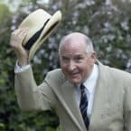 Alászolgája, Kis kezit csókolom, Tiszteletem! – a legmodorosabb köszönések