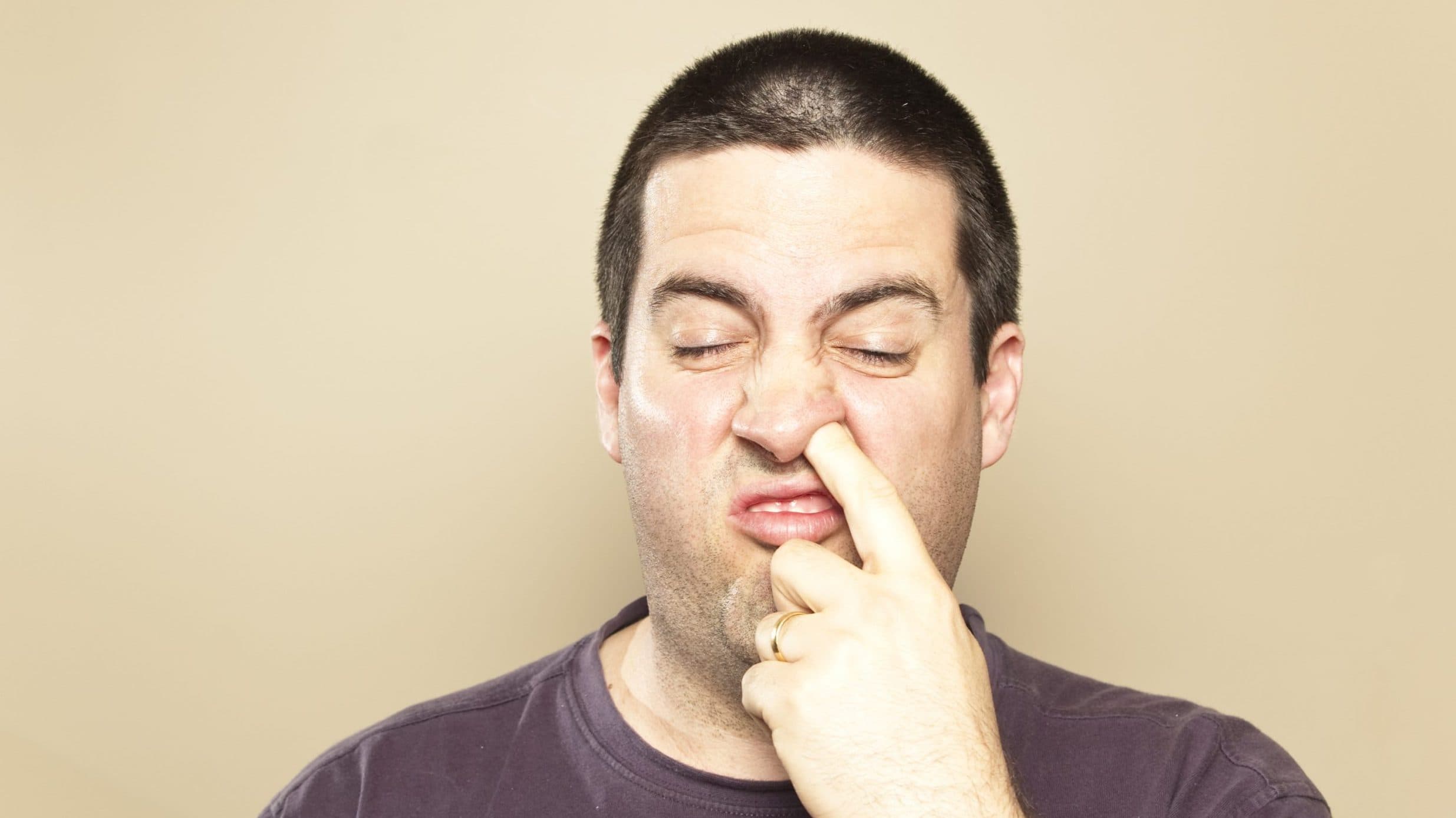 Körömrágás, orrtúrás, csámcsogás – a leggusztustalanabb szokások, amiktől a falra lehet mászni