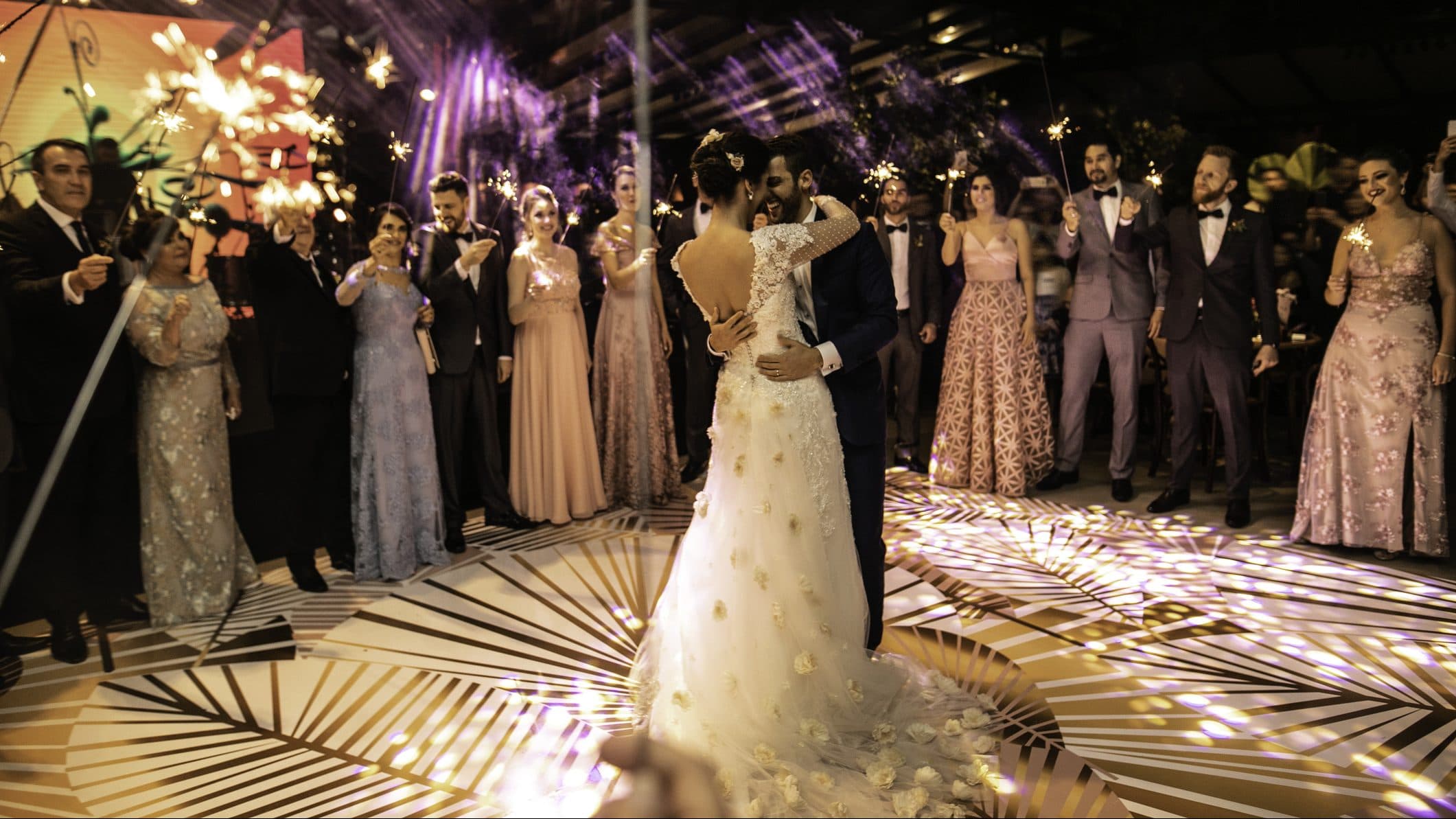 Vonatozás, tortavágás, csokordobás – amik nem maradhatnak el egy hagyományos magyar esküvőről