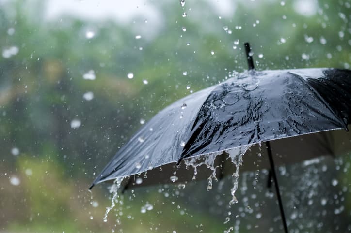It's raining heavily, wearing an umbrella during the rainy season