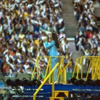 La chanteuse canadienne Céline Dion sur scène devant le pape Jean-Paul II au Stade Olympique de Montréal, le 10 Septembre 1984, Canada. (Photo by PONOPRESSE INTERNATIONALE/Gamma-Rapho via Getty Images)