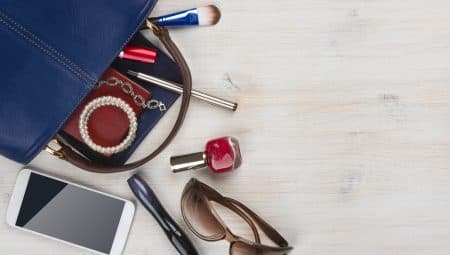 Rúzs, tampon, hajgumi – a legfontosabb dolgok, amik nem hiányozhatnak egy nő táskájából